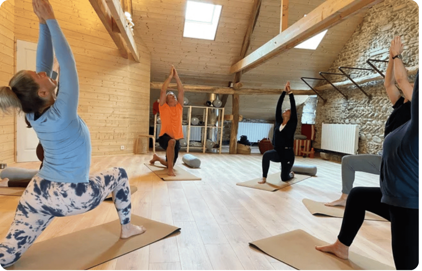 Où faire une retraite yoga en France ? 2 Cours de hatha yoga en petit groupe dans un shala en pierre et bois, retraite yoga Pyrénées France