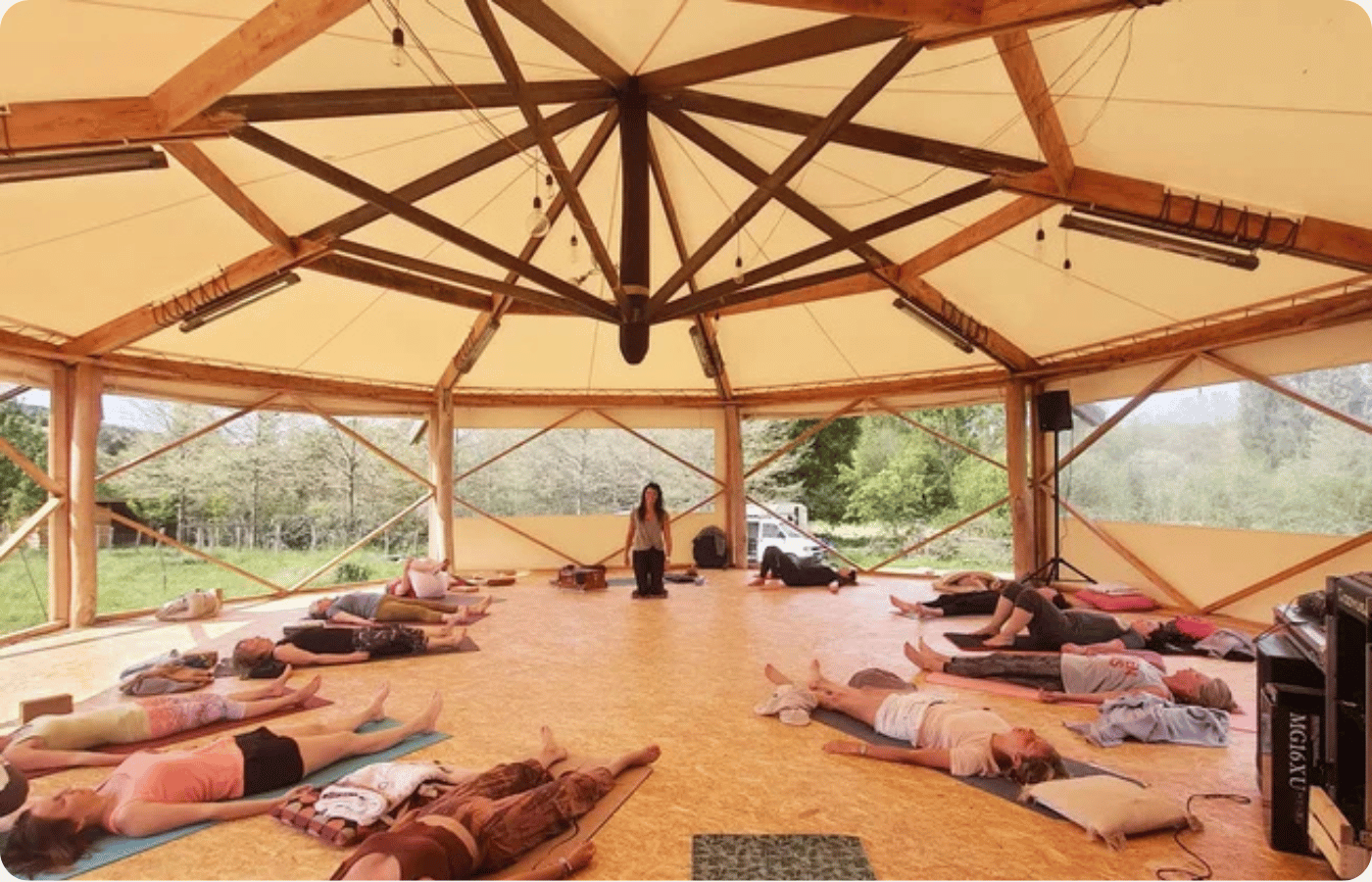 Où faire une retraite yoga en France ? 6 Séance de yoga nidra dans une yourte ouverte sur la nature au Pays Basque, retraite yoga féminin sacré France
