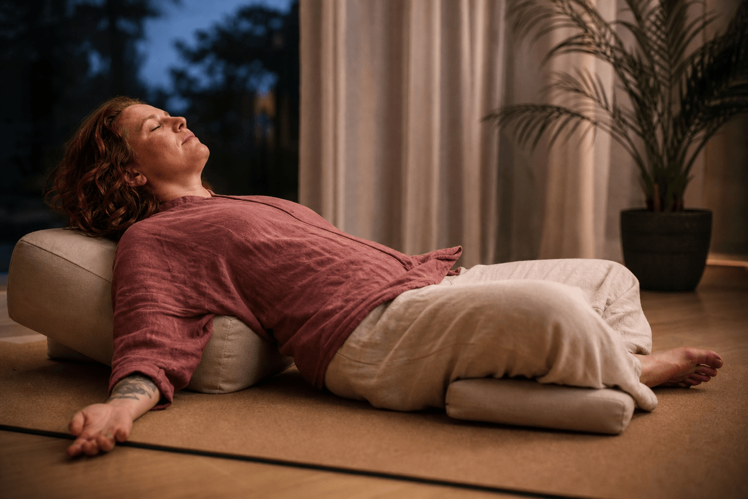 Yoga et calendrier lunaire - le guide pratique pour adapter votre séance aux 4 phases de la lune 3 Femme allongée en yoga restauratif sur bolster, lune décroissante et cycle lunaire yoga