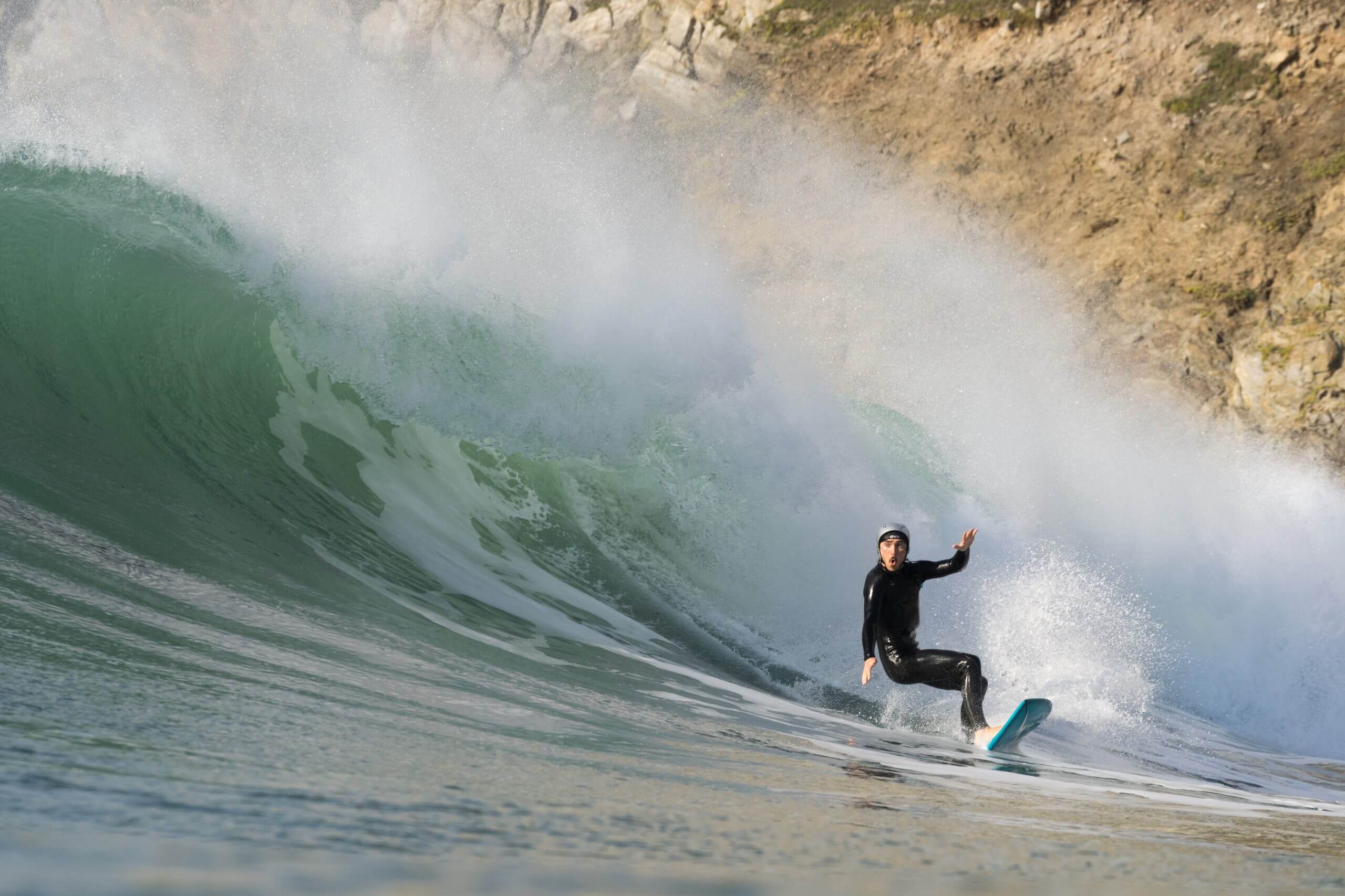 Surf & yoga en Bretagne : 5 jours à Crozon avec Love Yoga Surf 12 Homme en bottom turn sur une vague puissante à Crozon, Bretagne – Love Yoga Surf