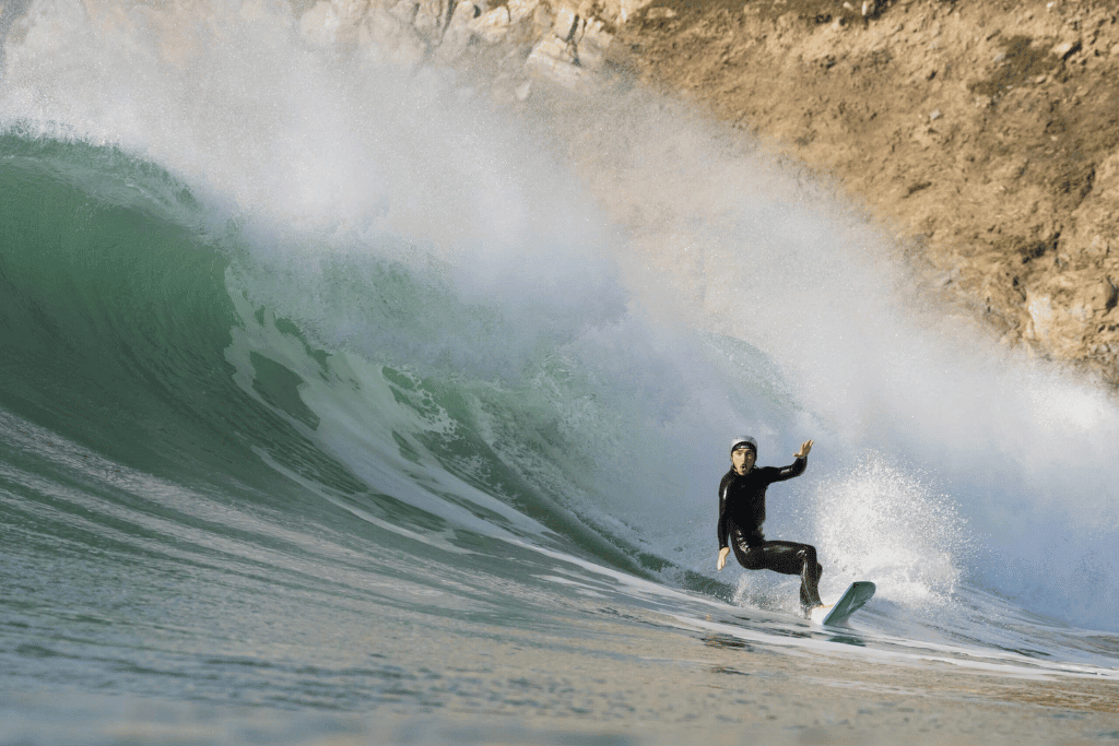 Surf & yoga en Bretagne : 5 jours à Crozon avec Love Yoga Surf 4 Homme en bottom turn sur une vague puissante à Crozon, Bretagne – Love Yoga Surf