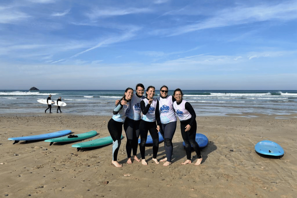 Surf & yoga en Bretagne : 5 jours à Crozon avec Love Yoga Surf 3 Groupe de femmes sur la plage lors d'un stage de yoga surf à Crozon - Love Yoga Surf x Pasithea Retreats